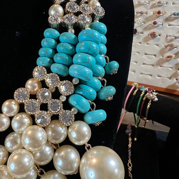 Statement piece necklace faux pearls and dyed howlite, with earrings. 24” approx - Picture 5 of 7